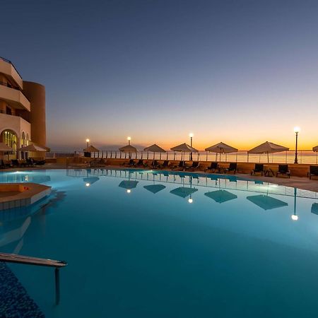 Radisson Blu Resort, Malta St. Julian'S Esterno foto Sunset at the pool