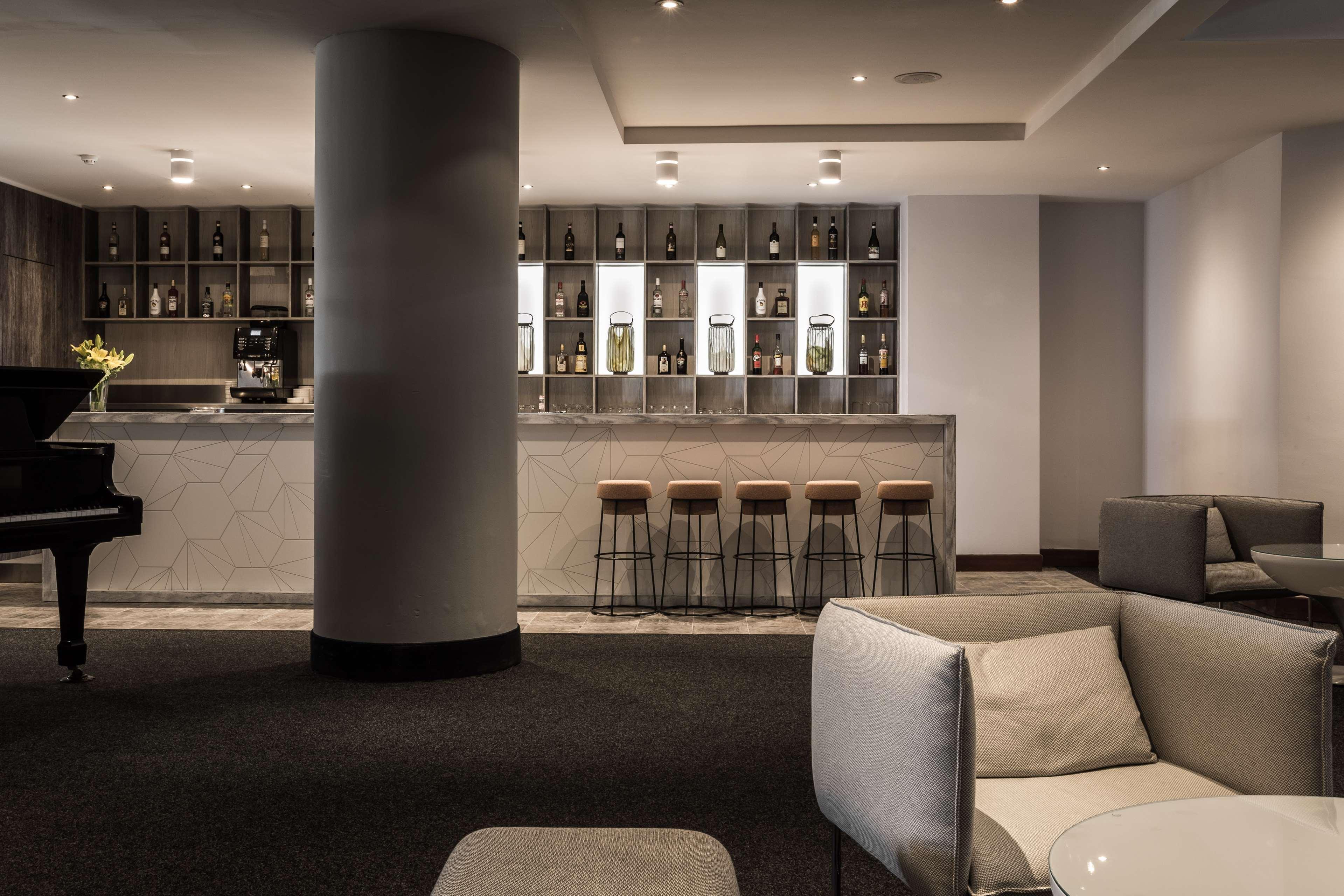 Radisson Blu Resort, Malta St. Julian'S Esterno foto The bar at the 100 Queen's Gate