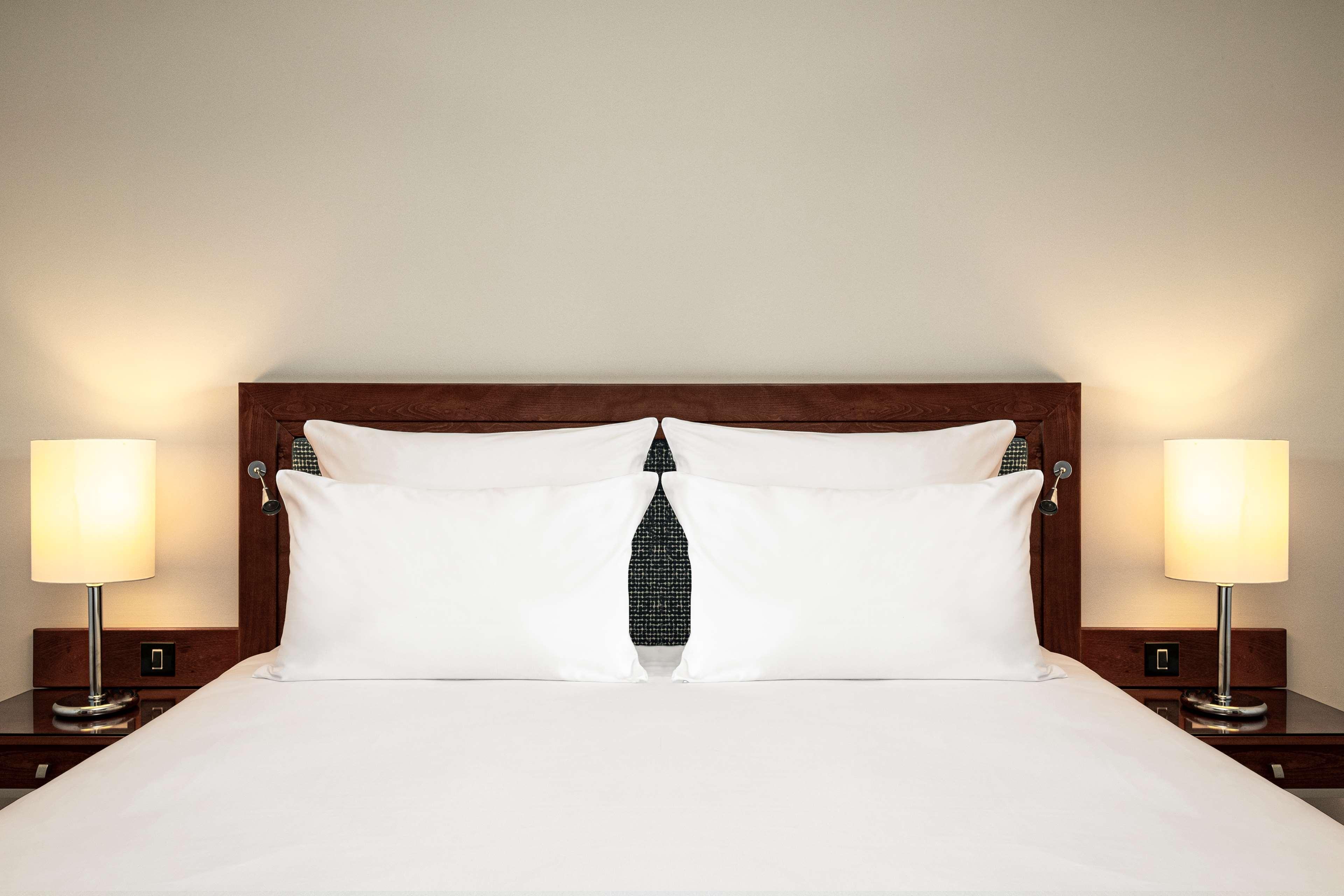 Radisson Blu Resort, Malta St. Julian'S Esterno foto A bed with two pillows