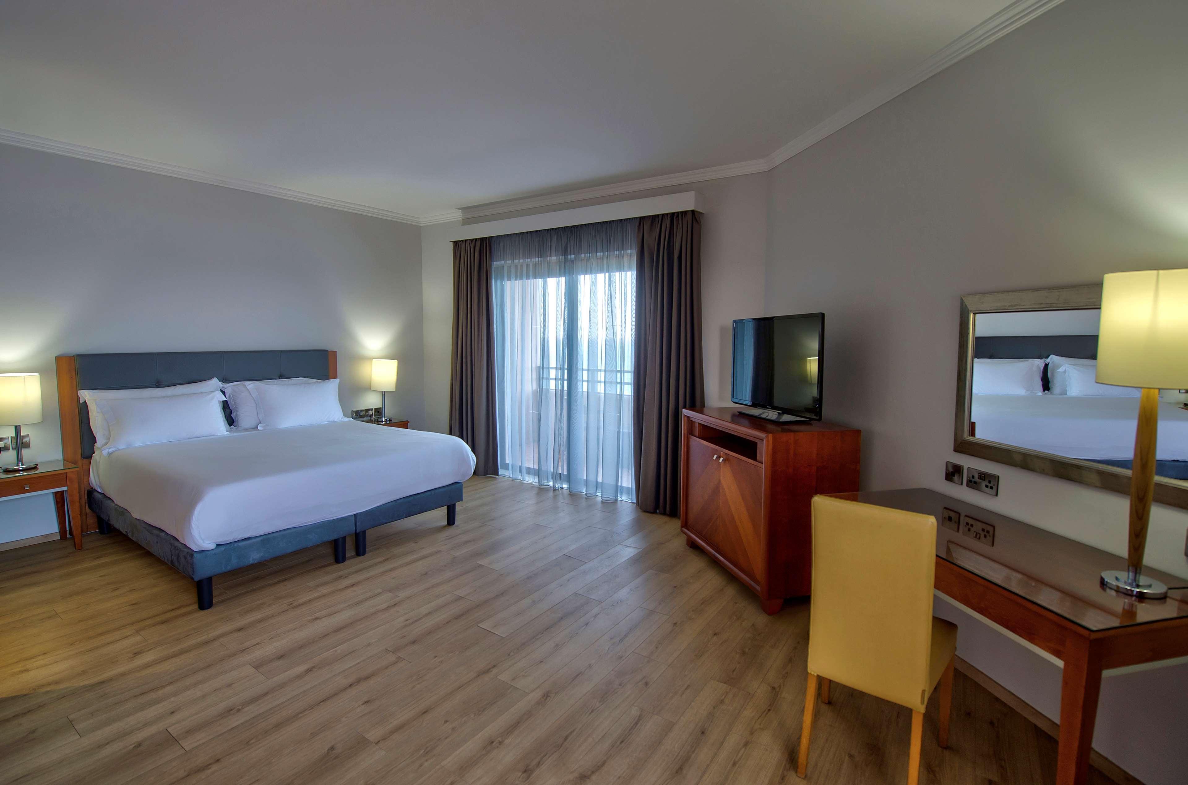 Radisson Blu Resort, Malta St. Julian'S Esterno foto A room at the hotel