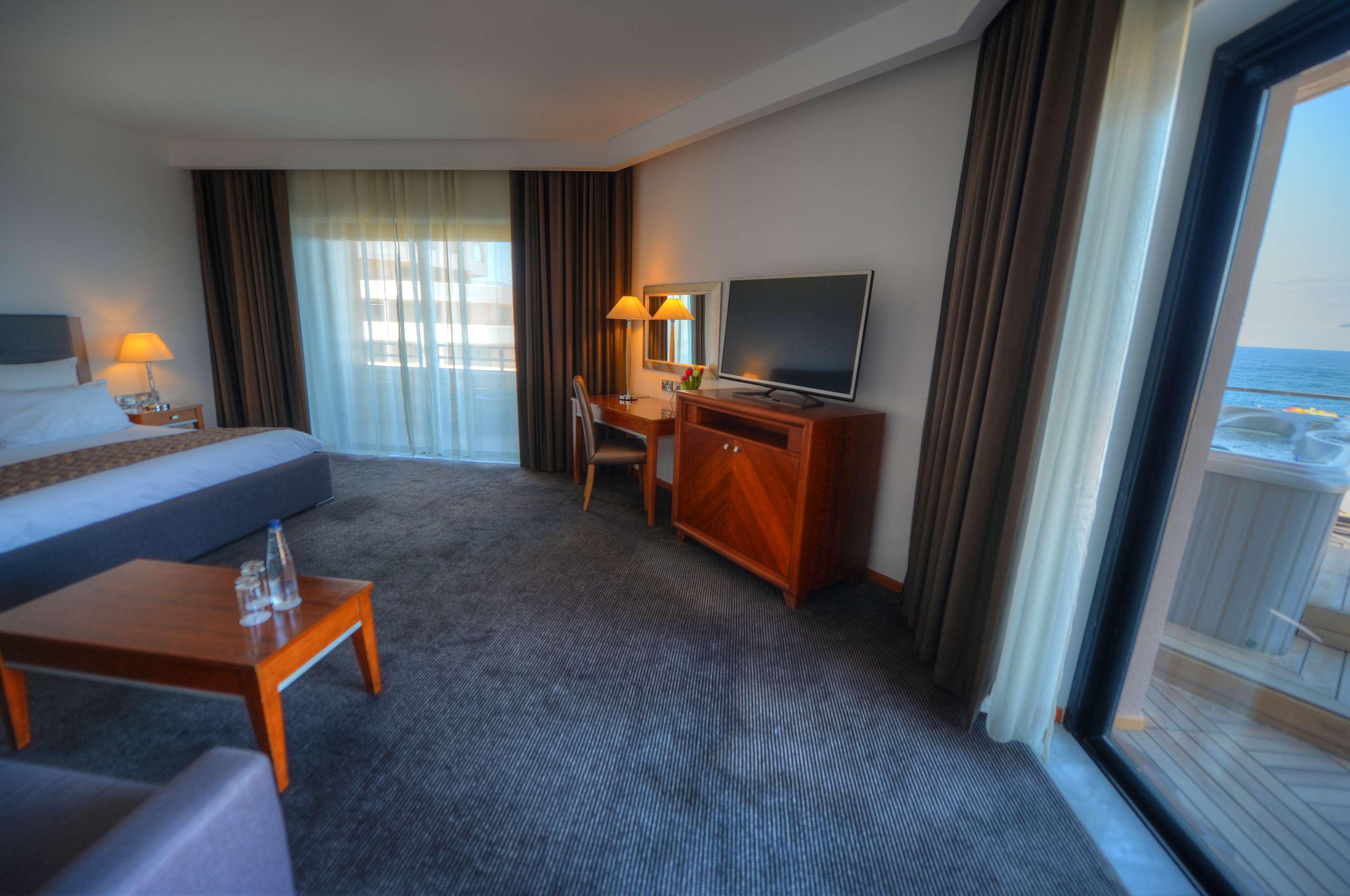 Radisson Blu Resort, Malta St. Julian'S Esterno foto A room at the hotel
