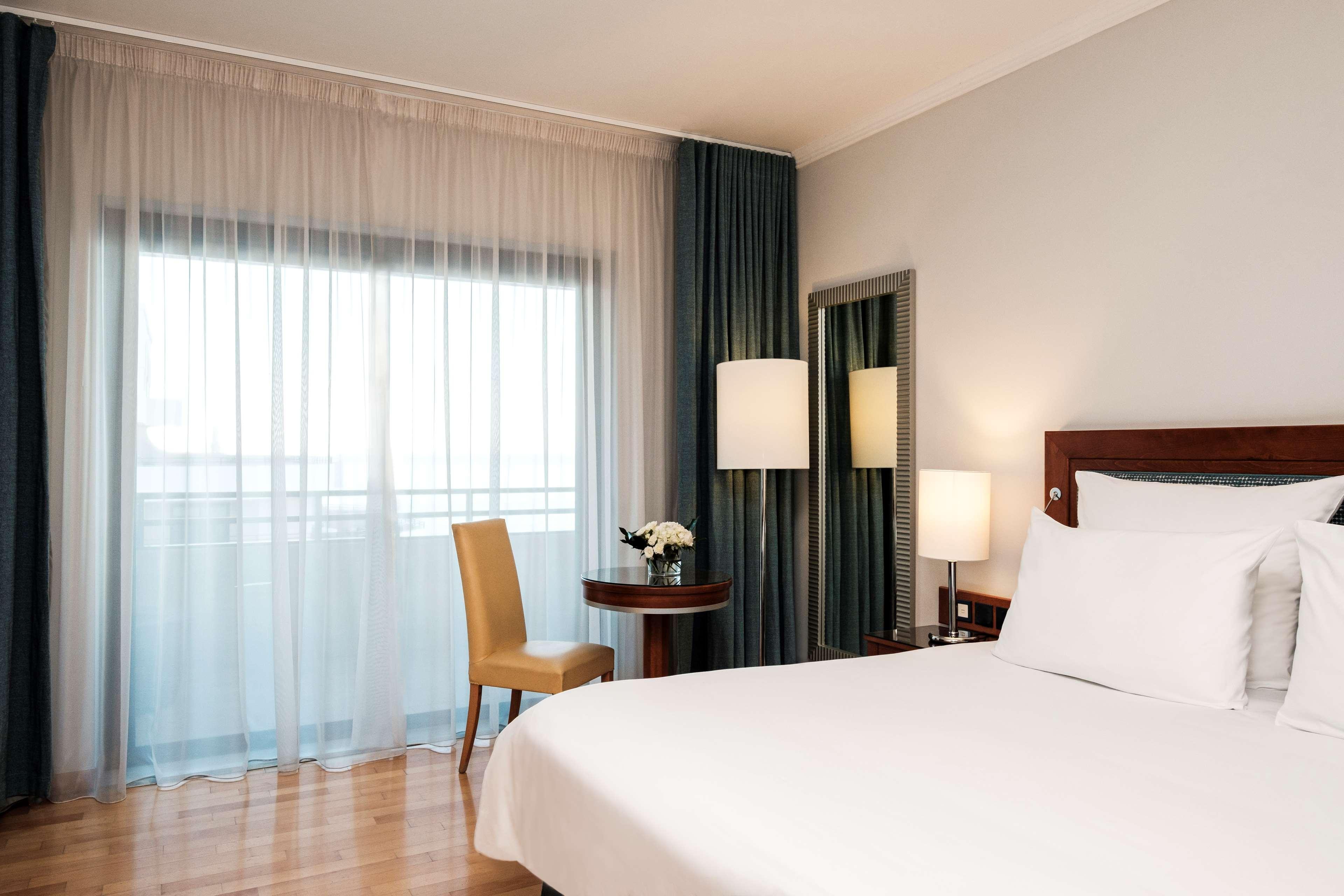 Radisson Blu Resort, Malta St. Julian'S Esterno foto A room at the hotel