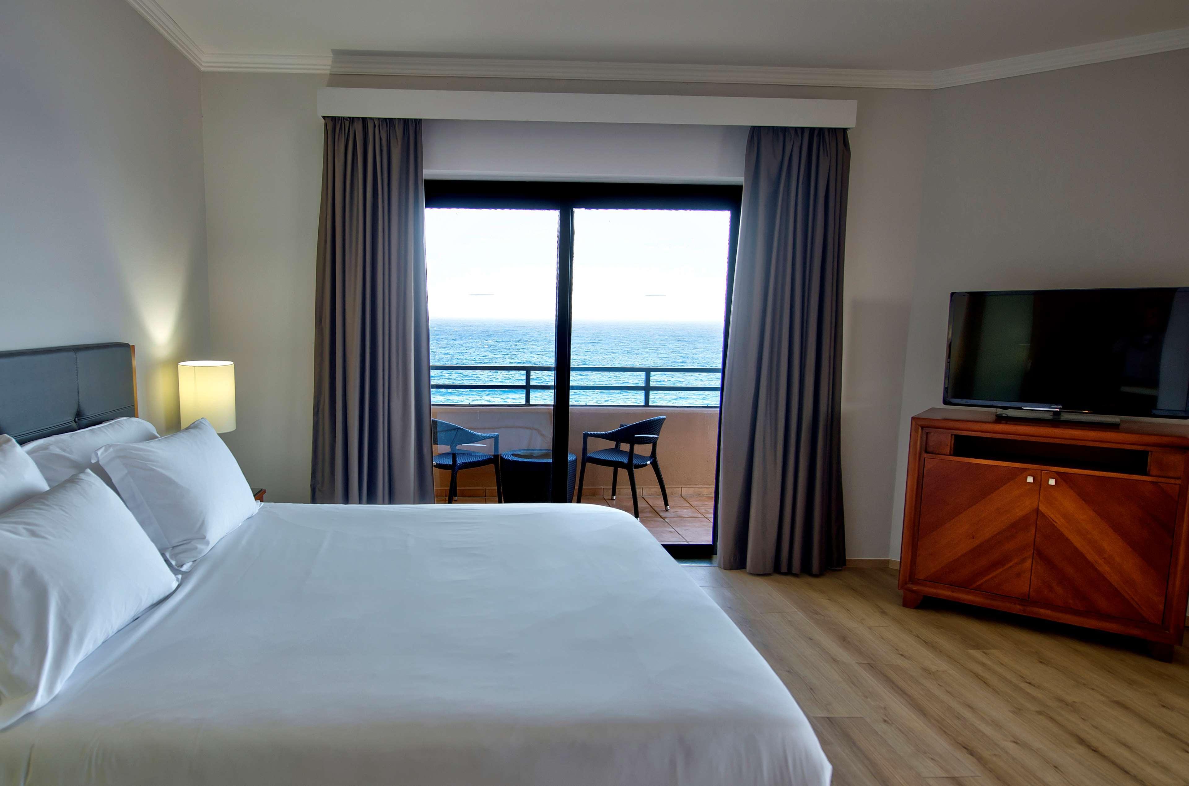 Radisson Blu Resort, Malta St. Julian'S Esterno foto A bedroom at the Hilton San Diego Bayfront