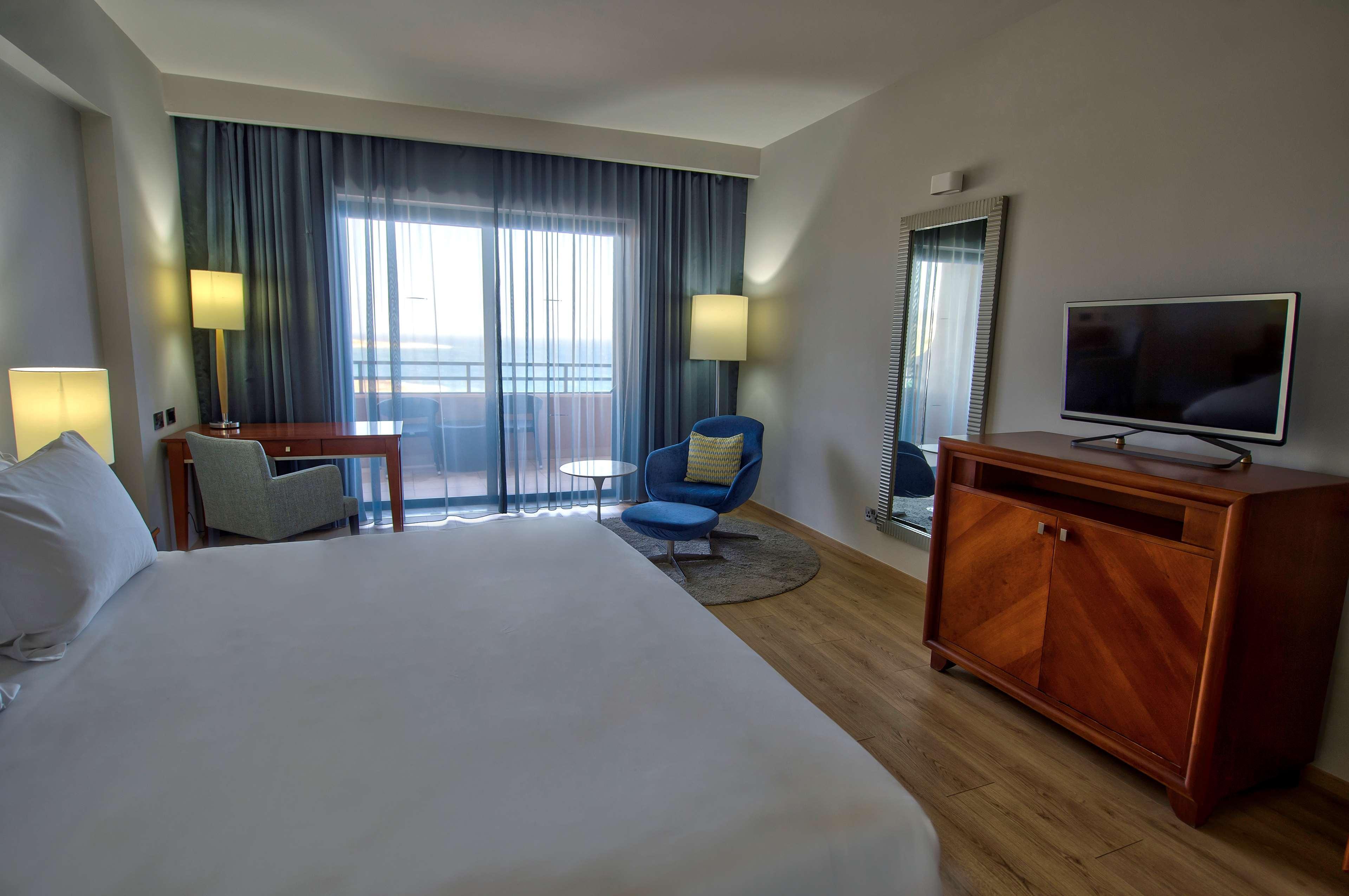 Radisson Blu Resort, Malta St. Julian'S Esterno foto A room at the hotel