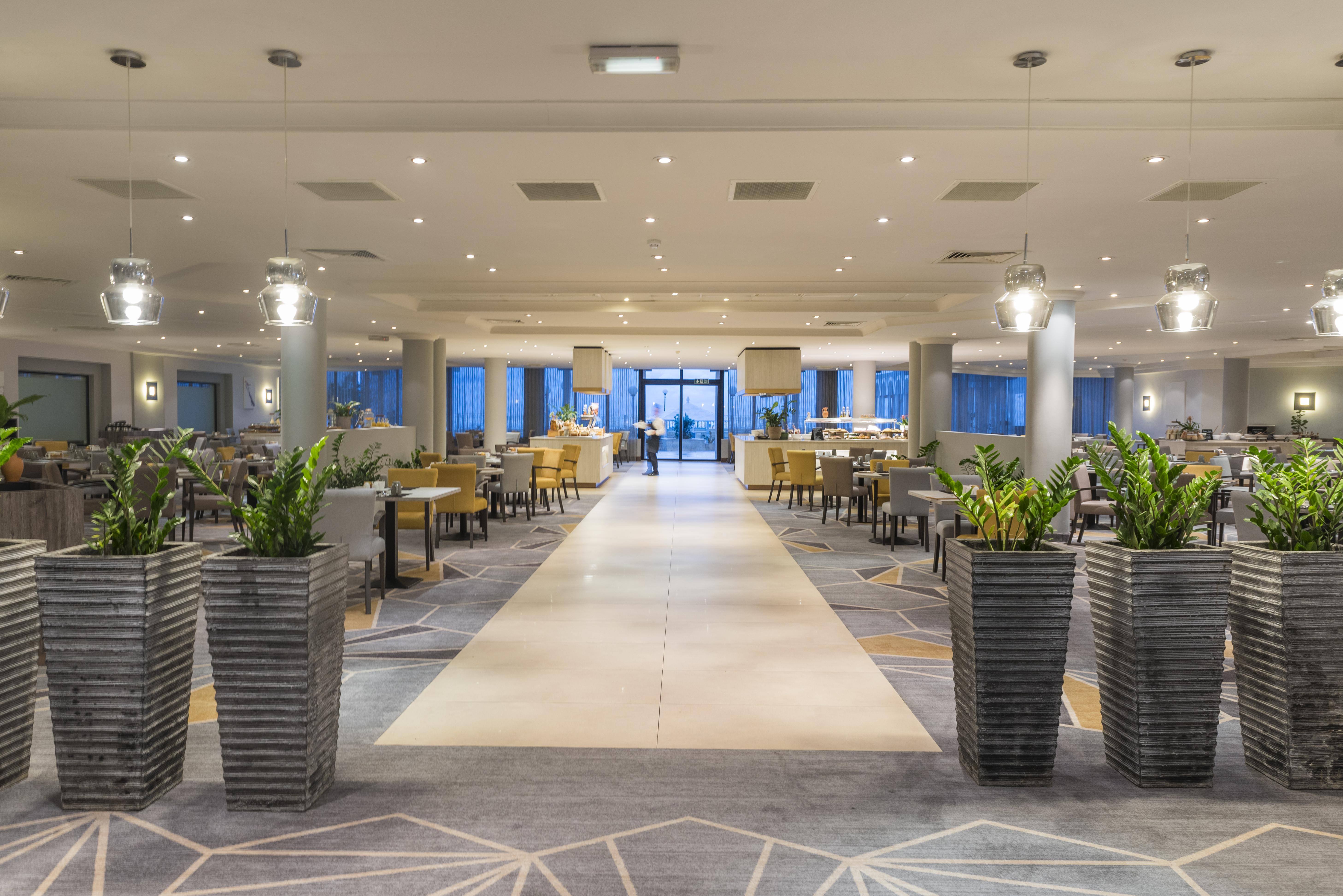 Radisson Blu Resort, Malta St. Julian'S Esterno foto The interior of the hotel