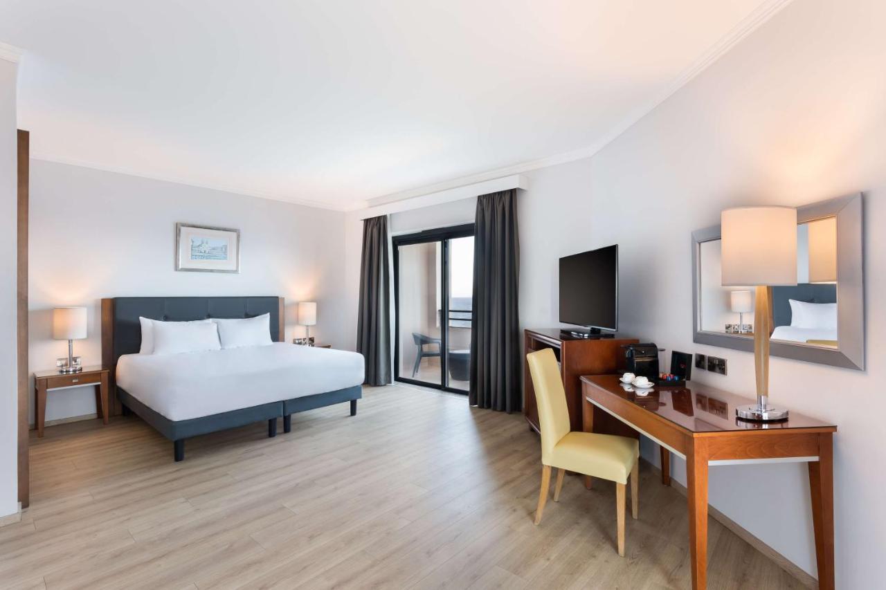 Radisson Blu Resort, Malta St. Julian'S Esterno foto A room at the hotel