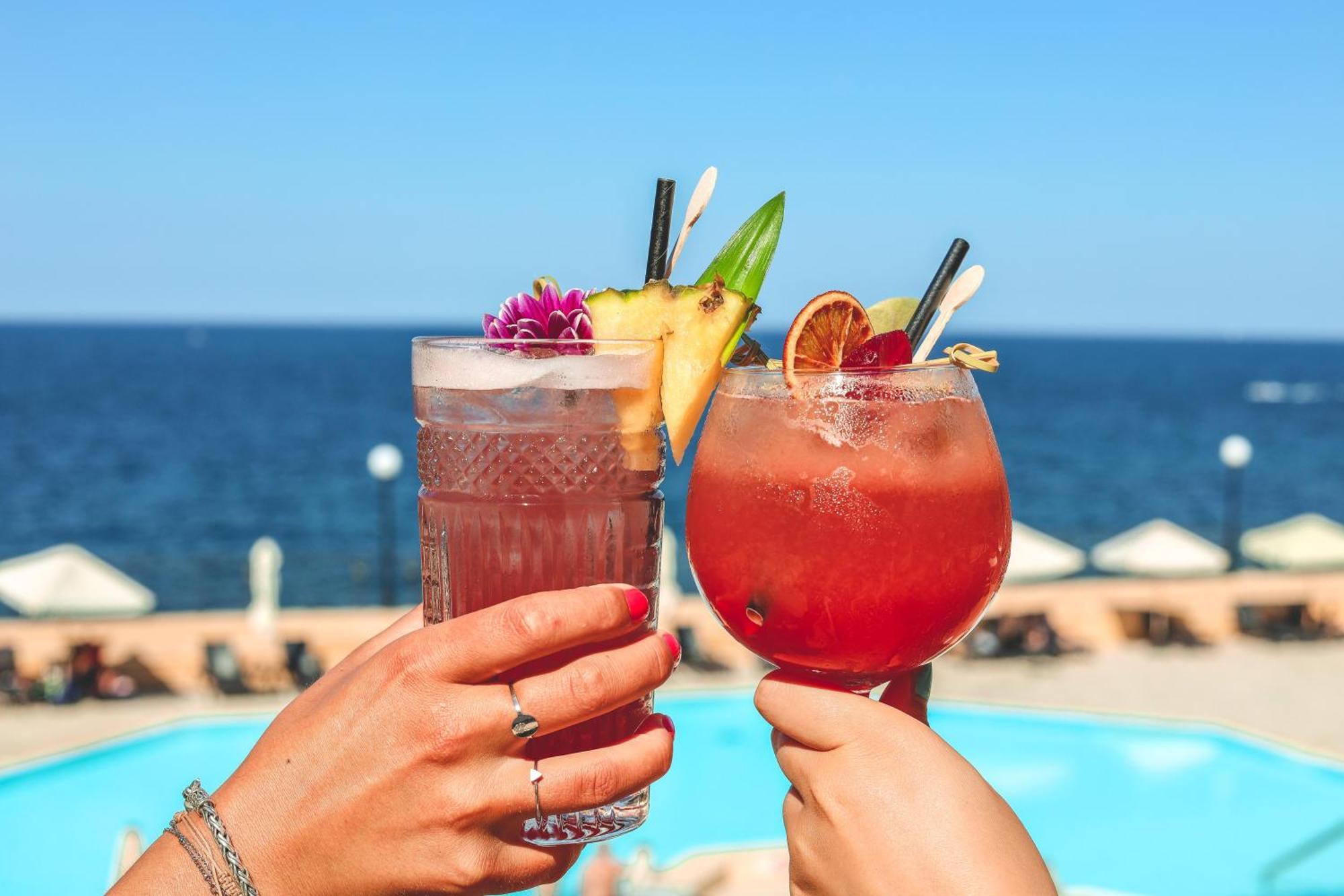 Radisson Blu Resort, Malta St. Julian'S Esterno foto Two people holding cocktails