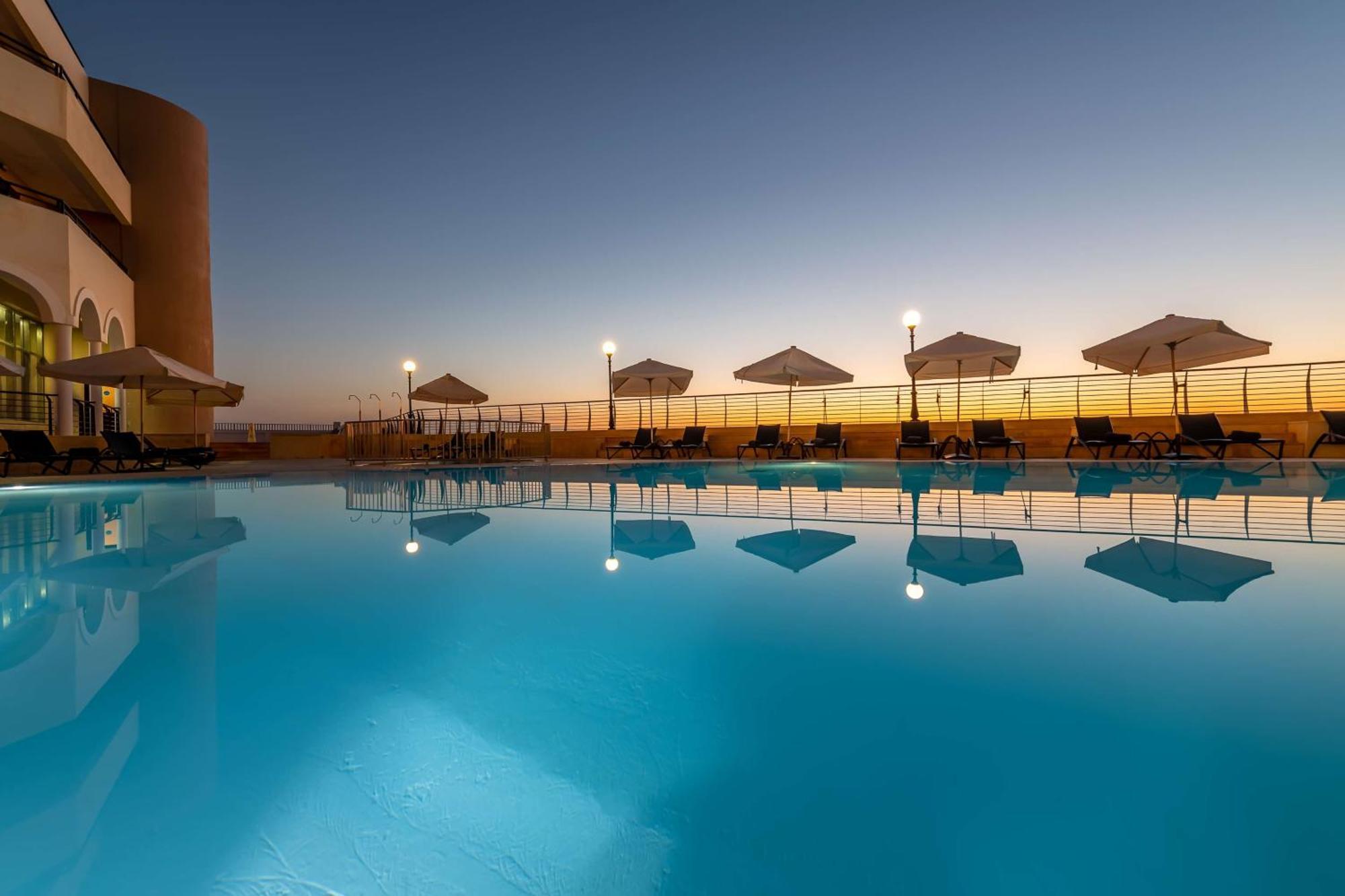Radisson Blu Resort, Malta St. Julian'S Esterno foto The pool at the hotel