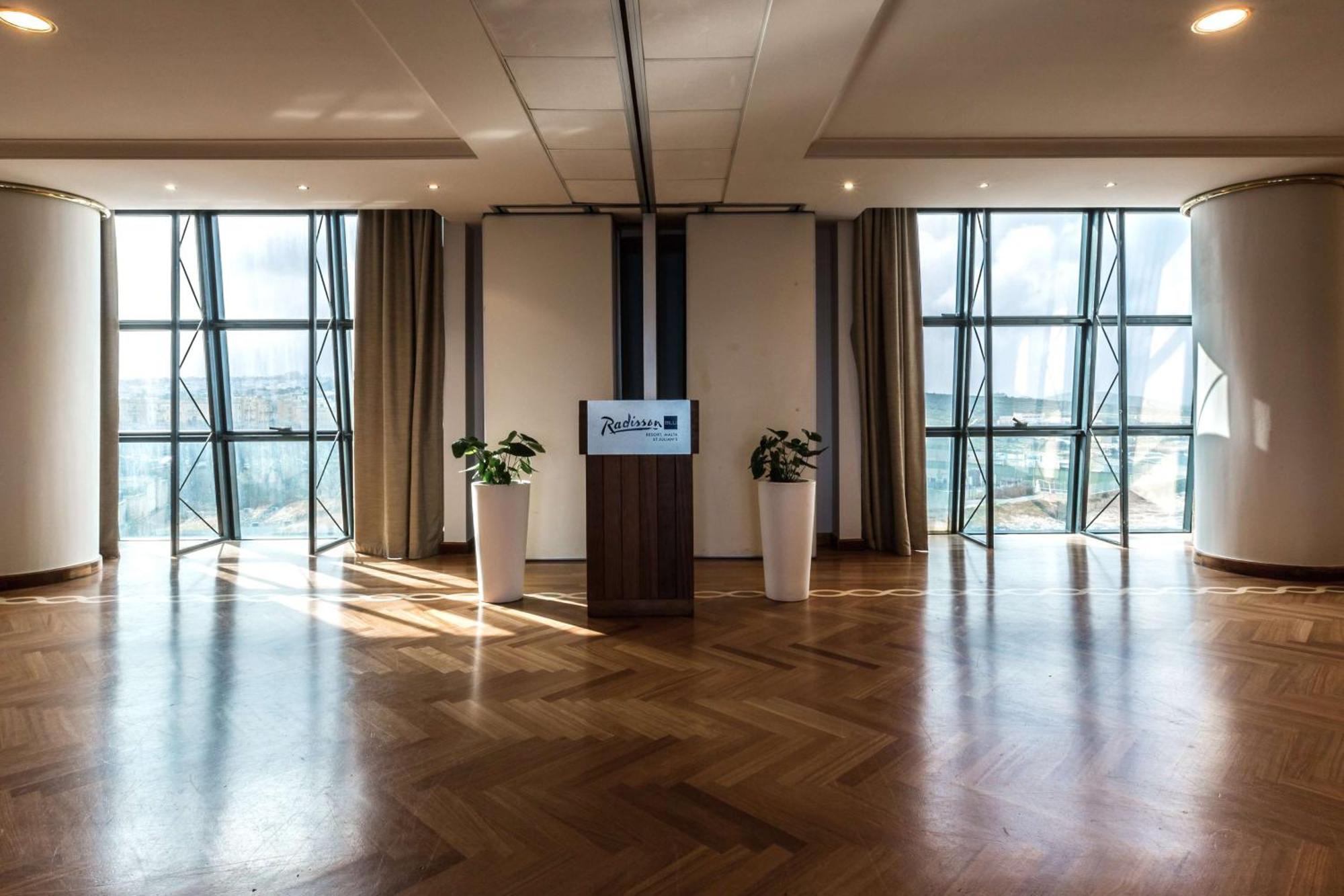 Radisson Blu Resort, Malta St. Julian'S Esterno foto The podium of the University of Novi Sad Rectorate