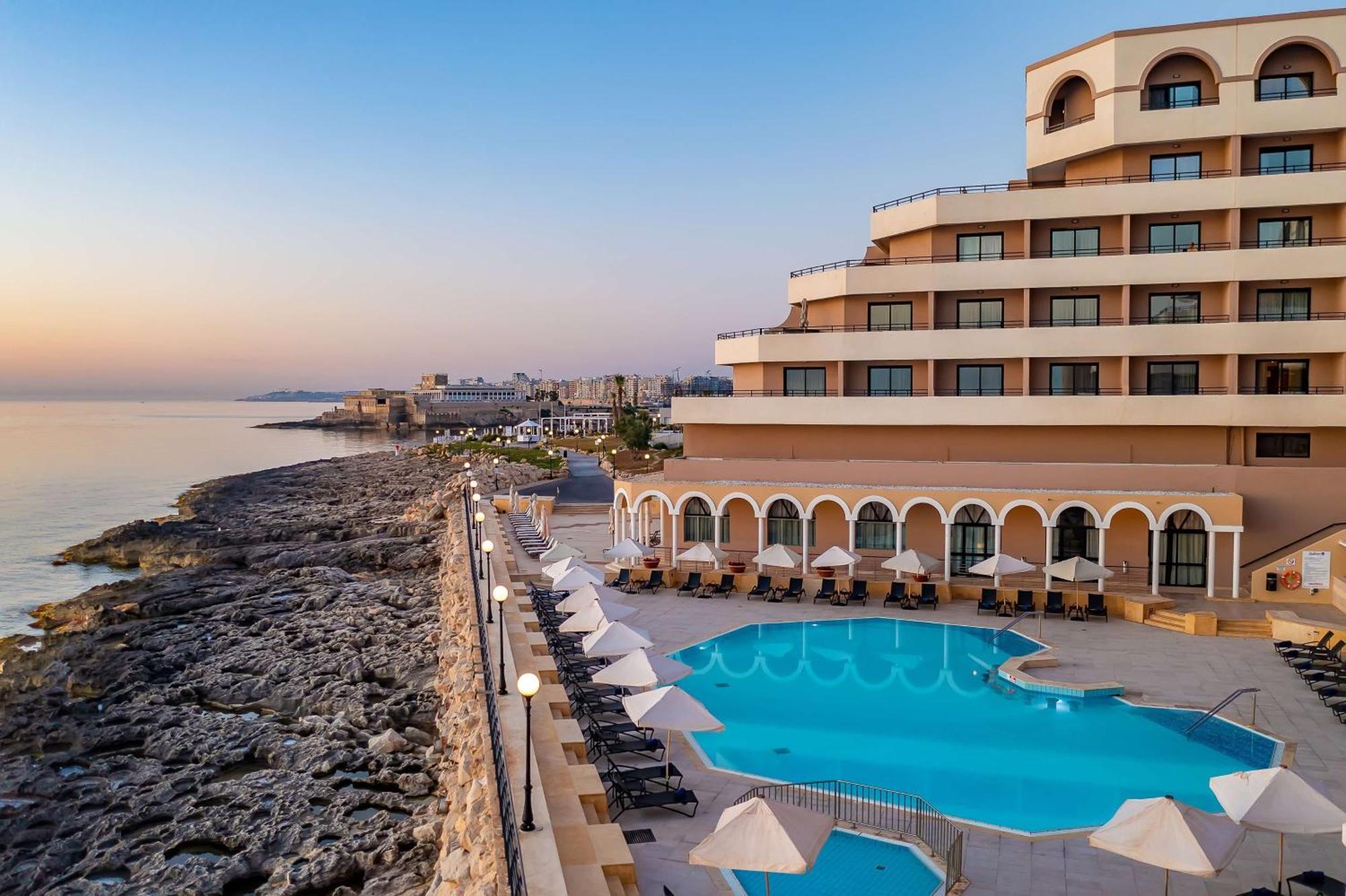 Radisson Blu Resort, Malta St. Julian'S Esterno foto The hotel's pool