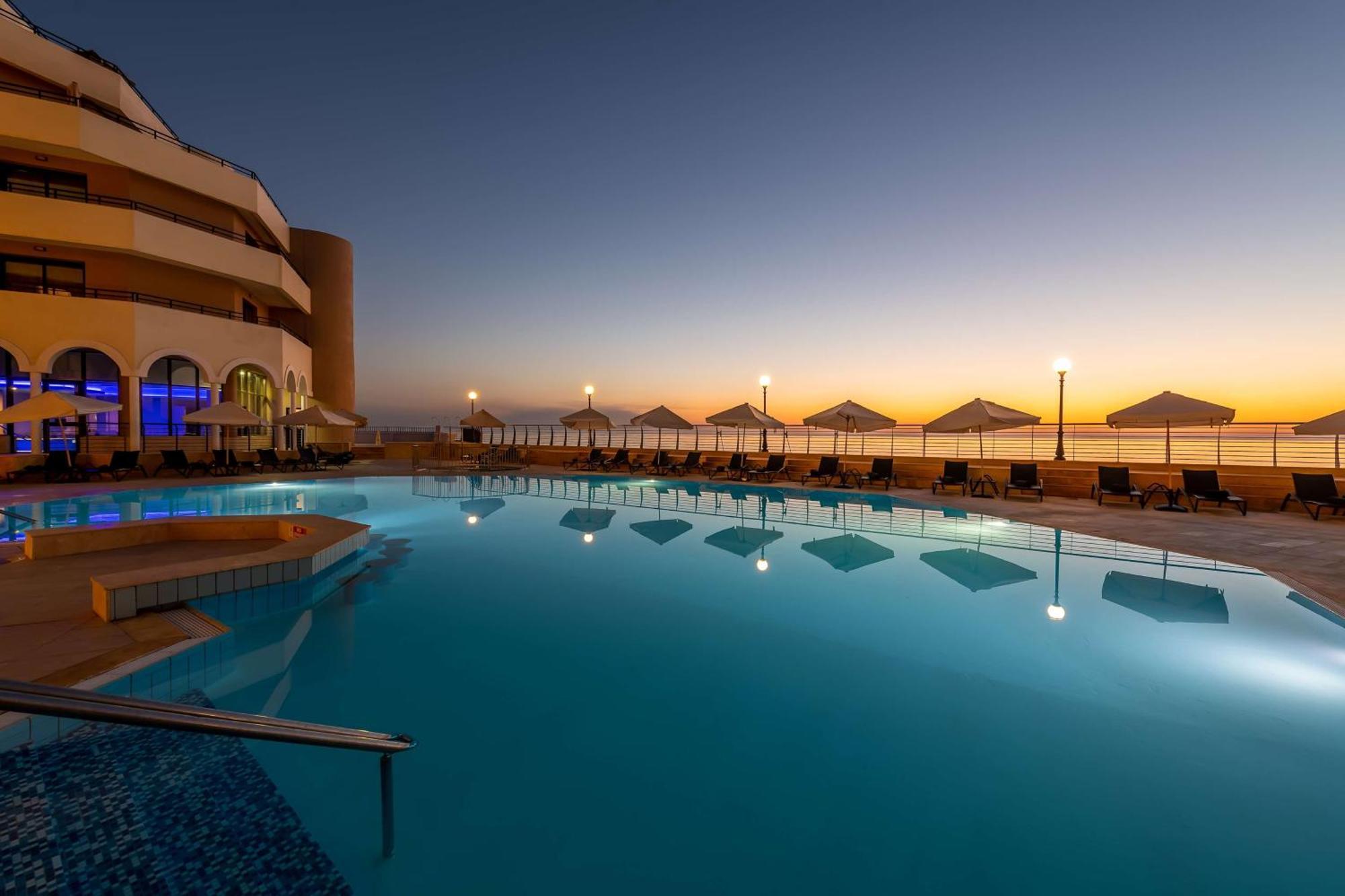 Radisson Blu Resort, Malta St. Julian'S Esterno foto Sunset at the pool