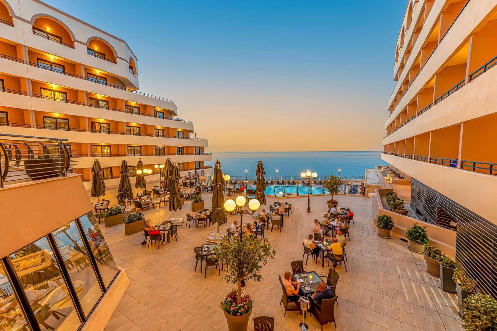 Radisson Blu Resort, Malta St. Julian'S Esterno foto The hotel's main courtyard