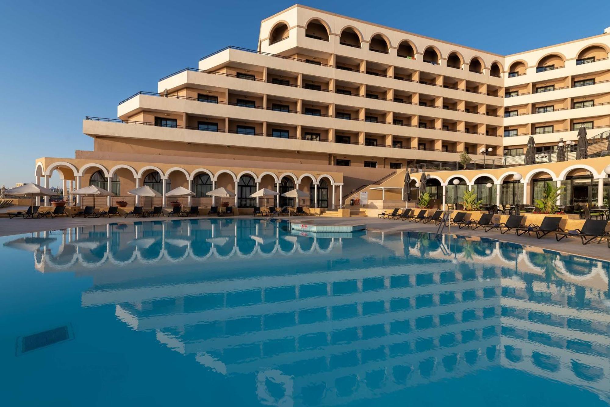 Radisson Blu Resort, Malta St. Julian'S Esterno foto The Royal